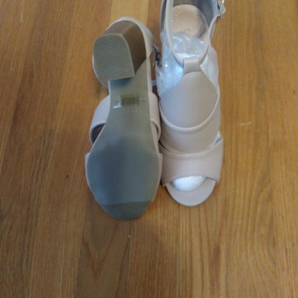 Classy and elegant ladies shoe size 8. - Picture 2 of 4